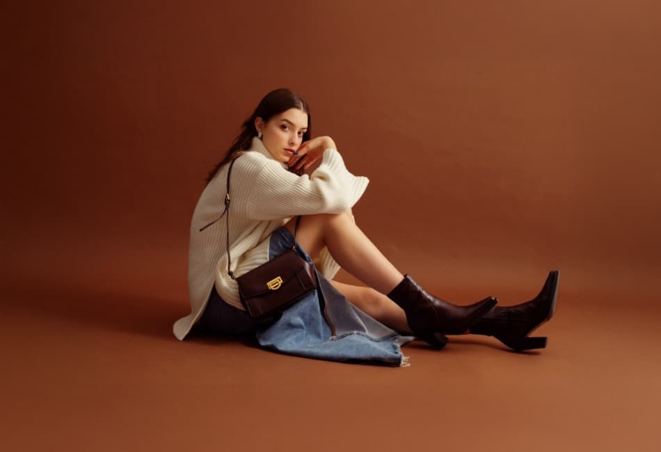 Junge Frau mit Herbstschuhen aus der neuen Kollektion