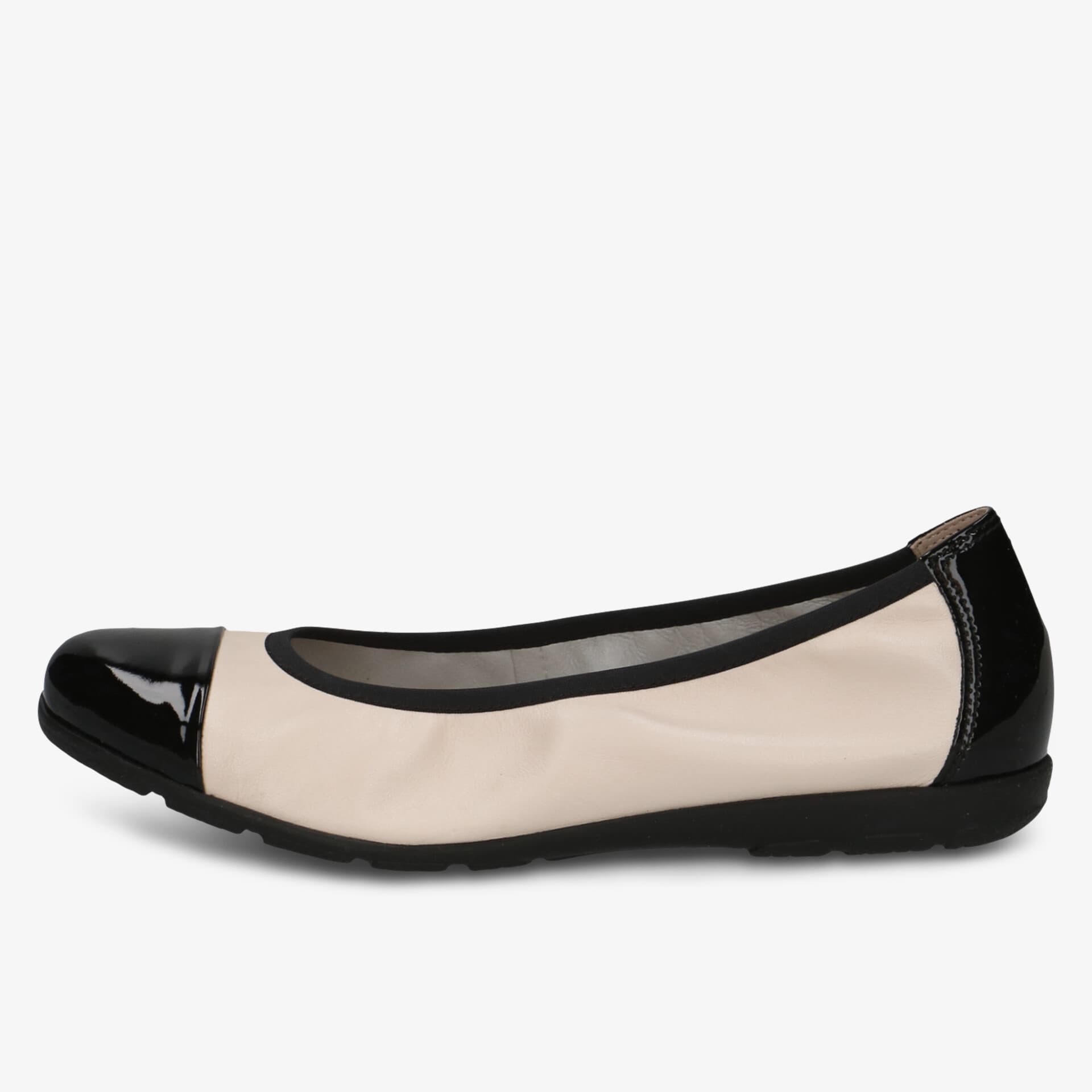 Seitliche Ansicht eines eleganten Ballerinas mit lackierter Spitze und weichem Obermaterial