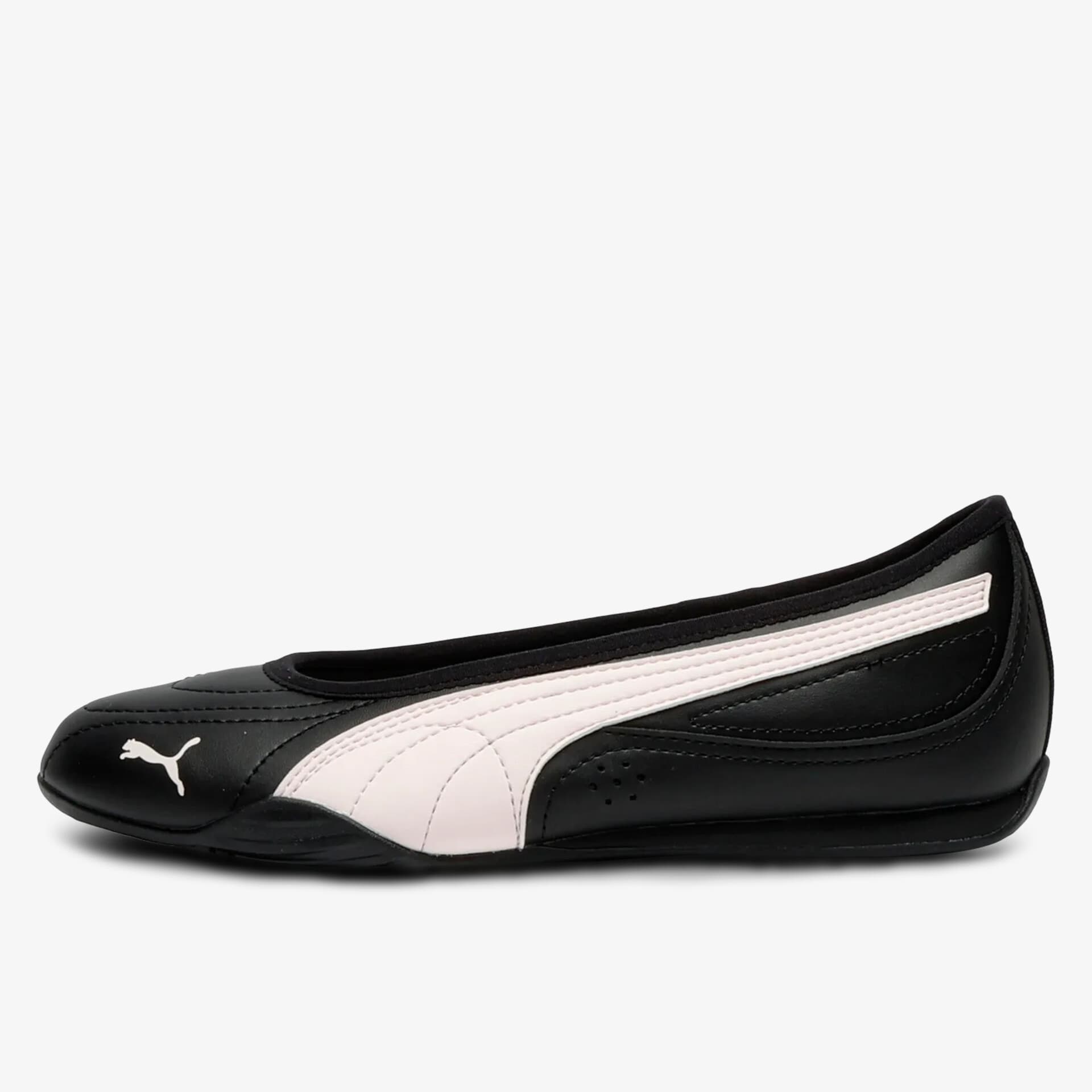 Seitenansicht eines schwarzen Sportschuhs mit weißem Puma Streifen und Logo, schlankes und modernes Design