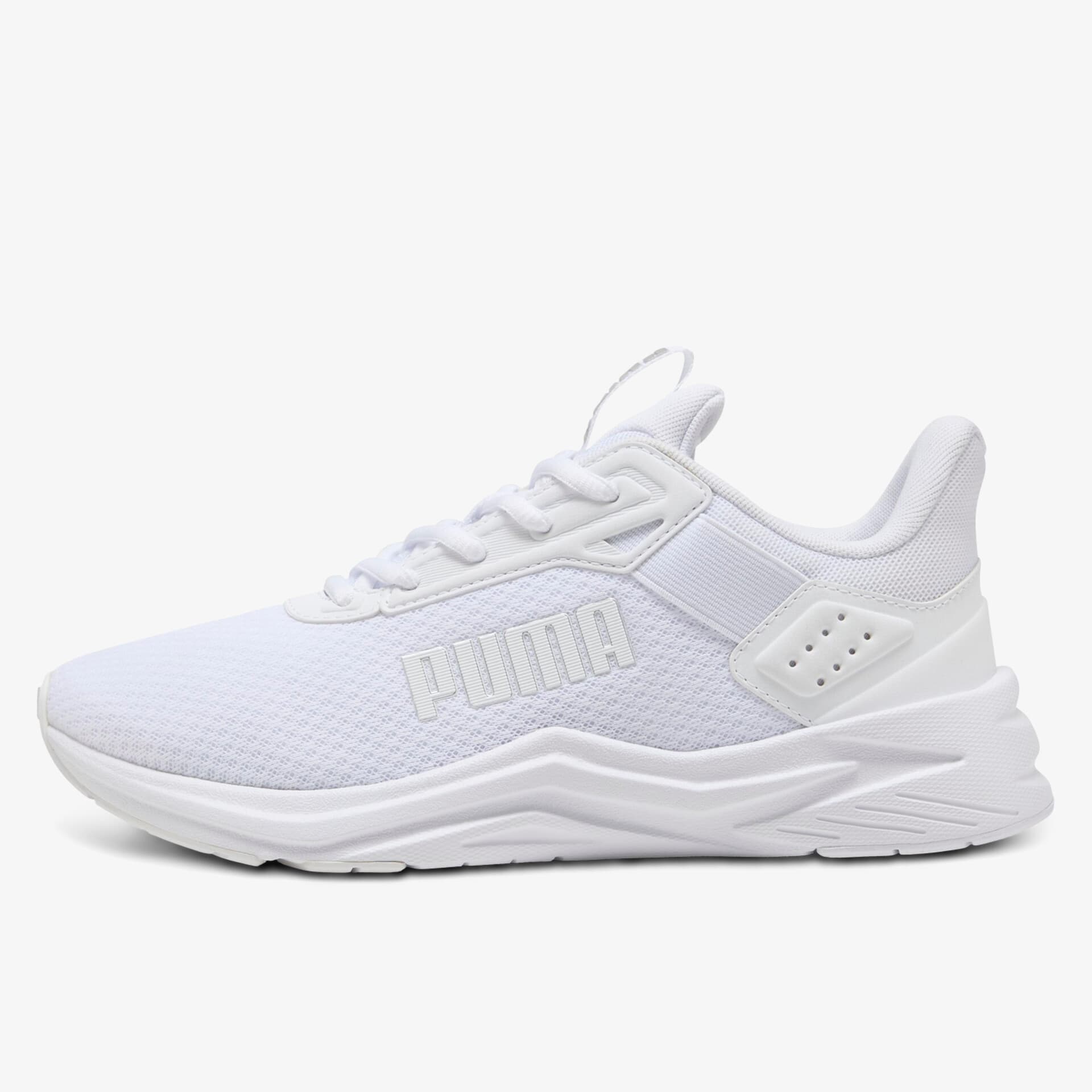 Leichter weißer Sportschuh mit atmungsaktivem Material und rutschfester Sohle in klarer Seitenansicht