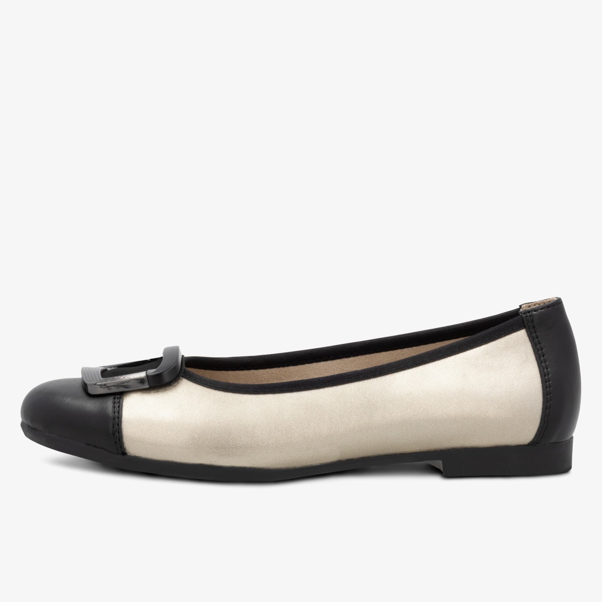 Eleganter flacher Ballerina mit beigem Obermaterial, schwarzer Kappe und dekorativer Schleife, seitliche Ansicht