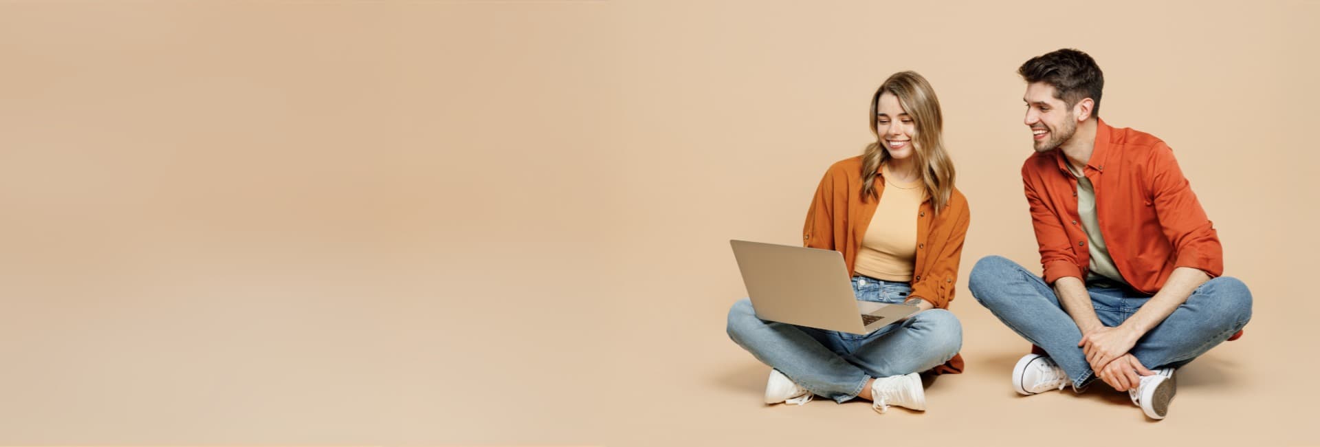 Paar kauft Schuhe online bei kilagoo