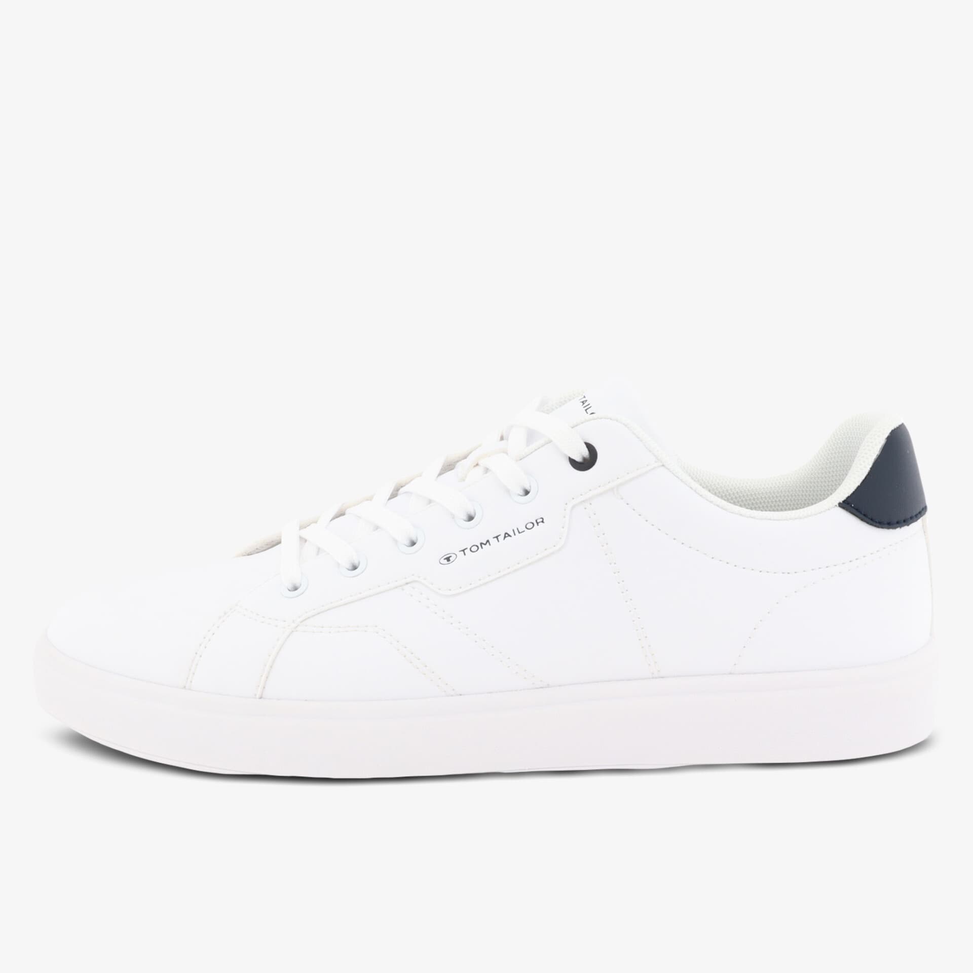 Moderner weißer Sneaker mit komfortabler Passform und schlichter Optik für vielseitigen Einsatz