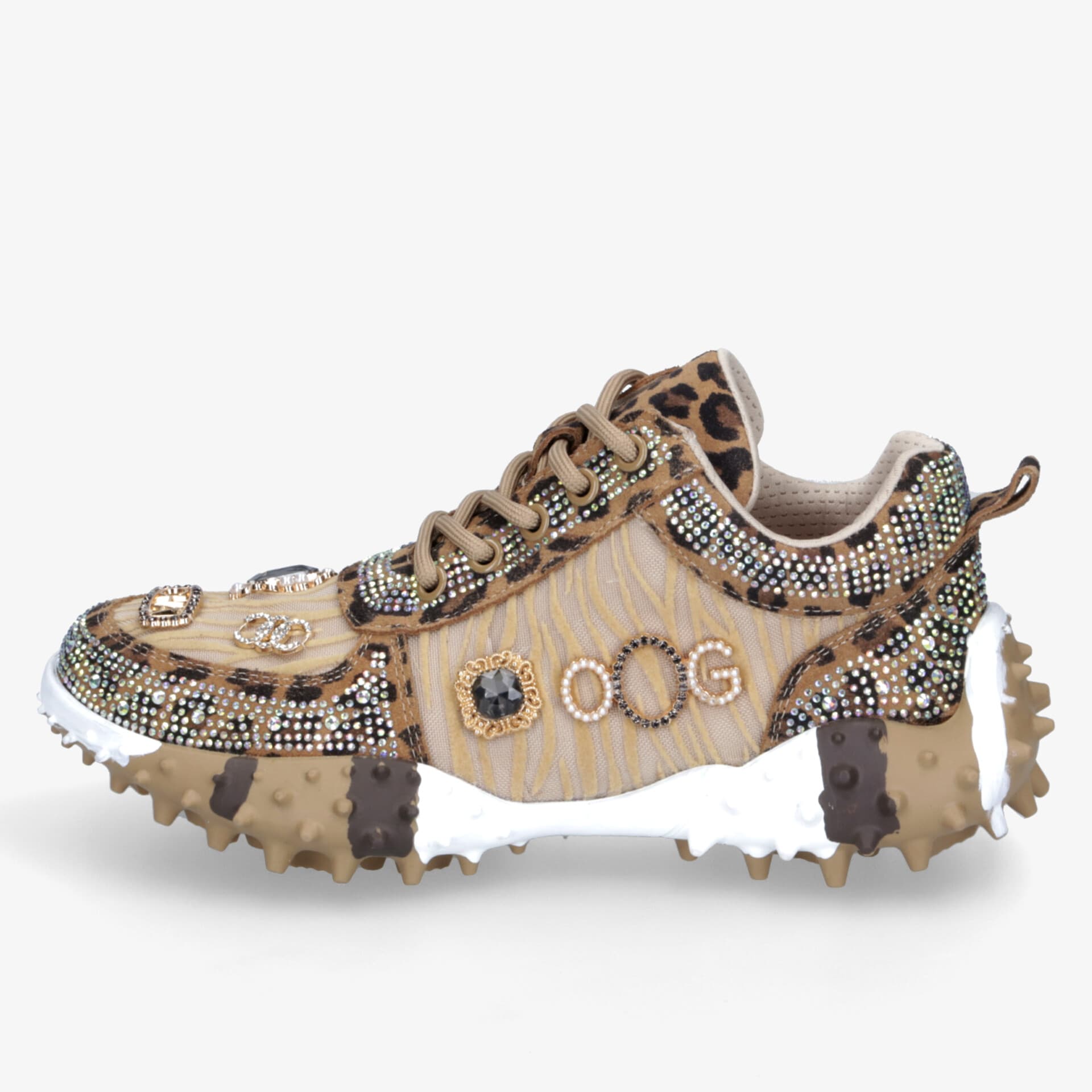 Robuster Sportschuh mit modischen Nieten und rutschfester profilierter Sohle für optimalen Halt