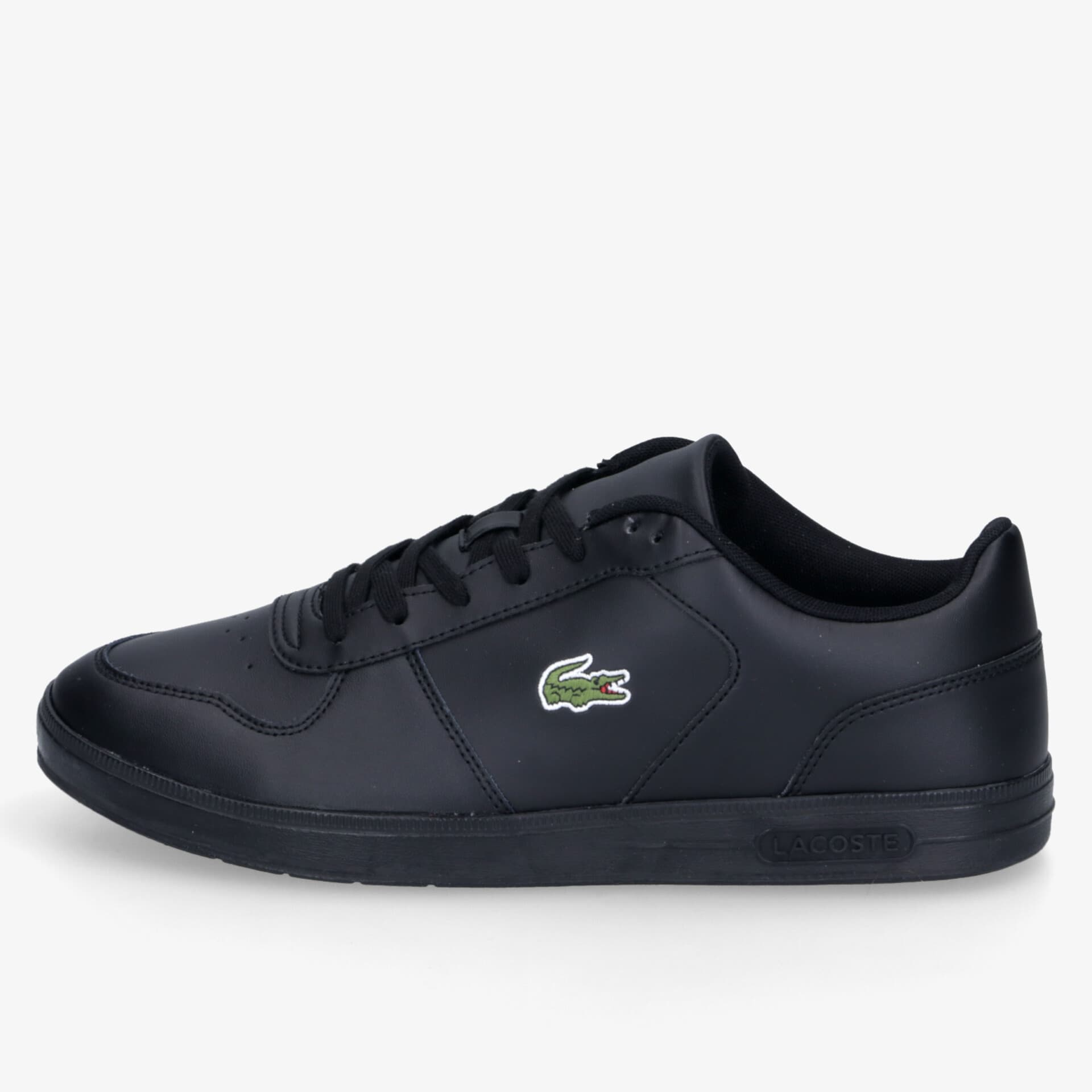 Schwarzer sportlicher Sneaker mit komfortabler Passform und markantem Lacoste Logo seitlich sichtbar
